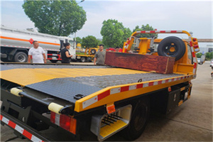 高坪附近拖车电话号码服务